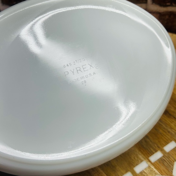 Vintage Pyrex 2 1/2 Qt oval casserole dish in the "Snowflake" pattern - Picture 4 of 7